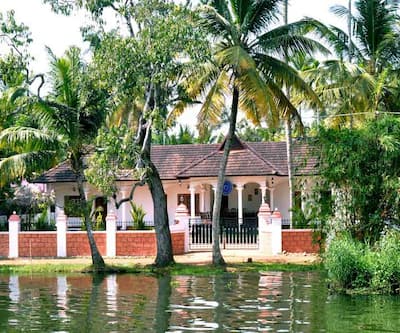 https://imgcld.yatra.com/ytimages/image/upload/t_hotel_yatra_city_desktop/v1423736718/Domestic Hotels/Hotels_Alleppey/Sunny Days/Overview.jpg